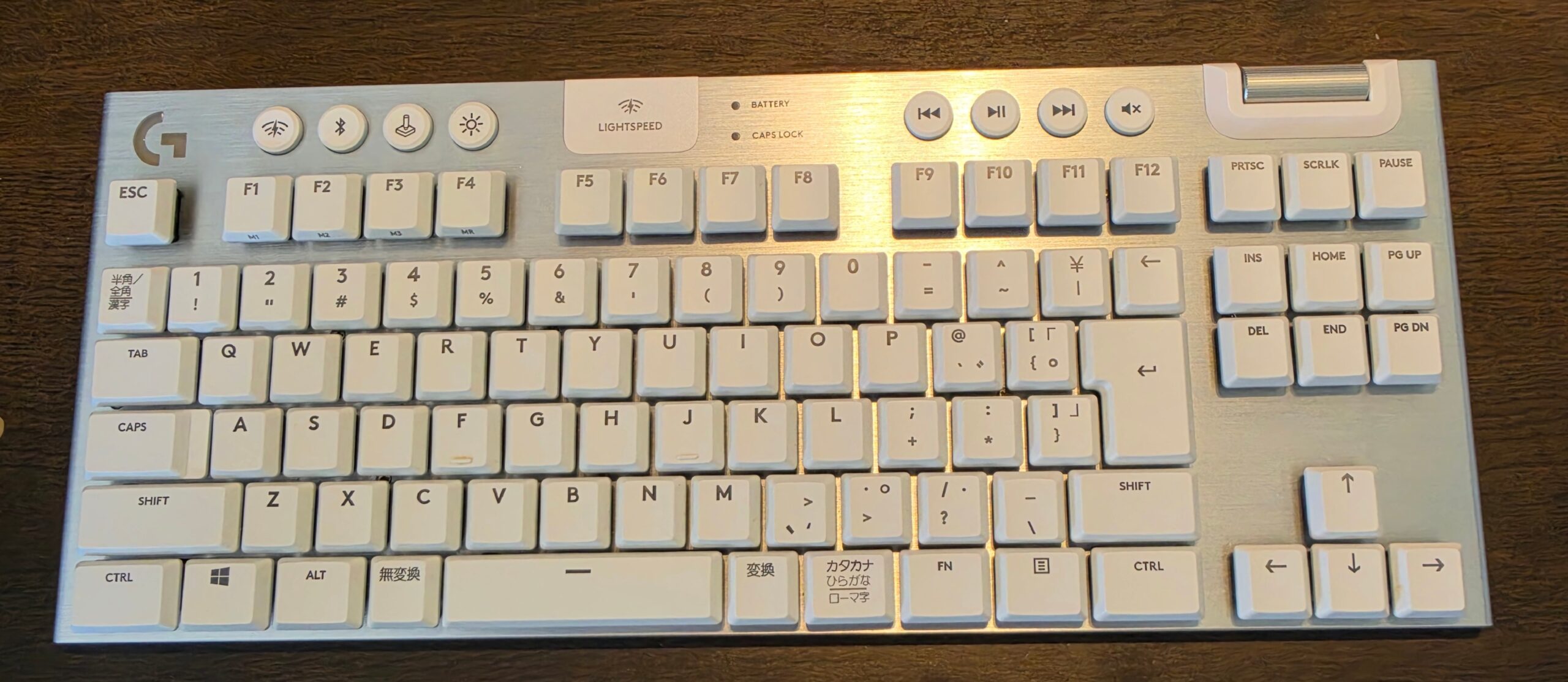 Logicool G913 TKL ホワイトの実機。アルミボディとロールバー式音量調整