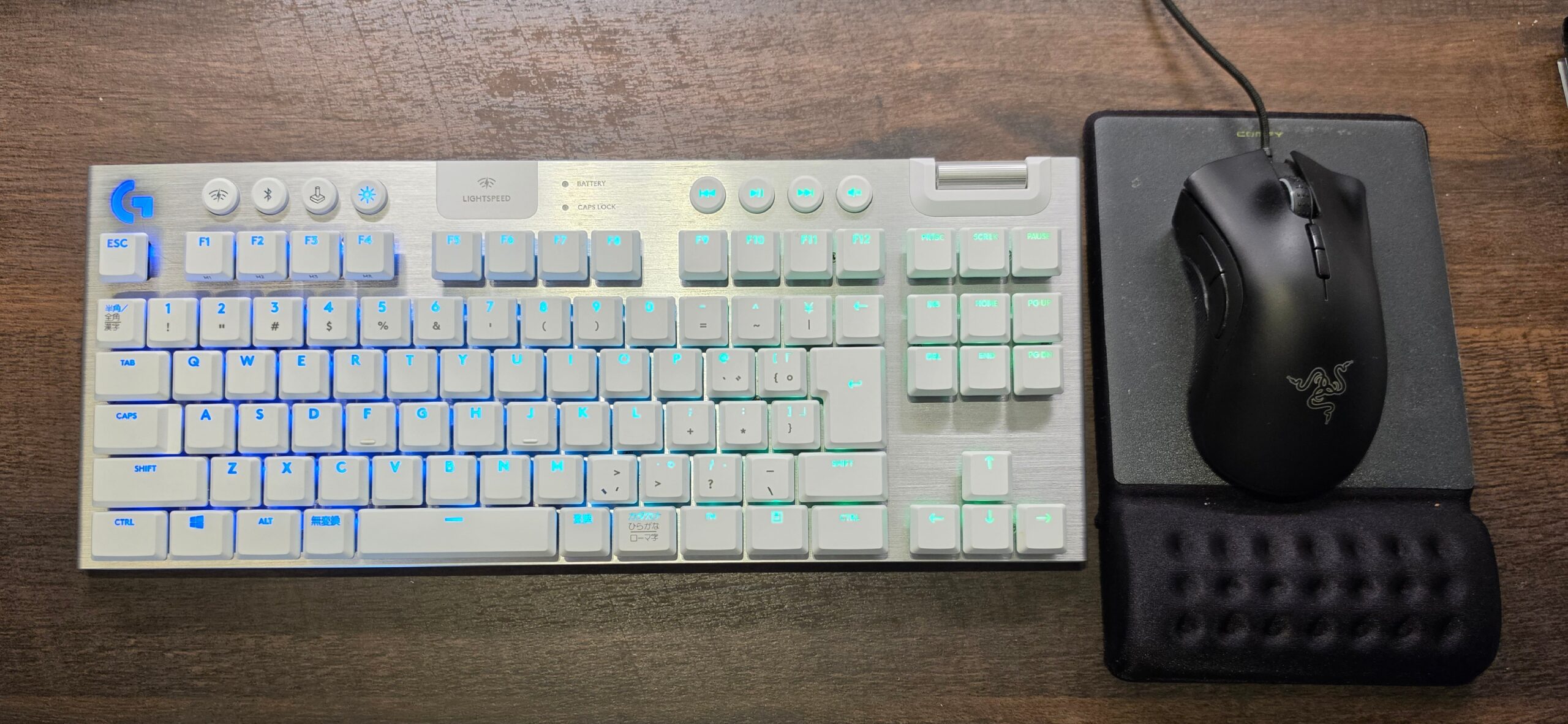 現在のLOL環境。G913 TKLホワイトとDeathAdder Elite、リストレスト一体型マウスパッド