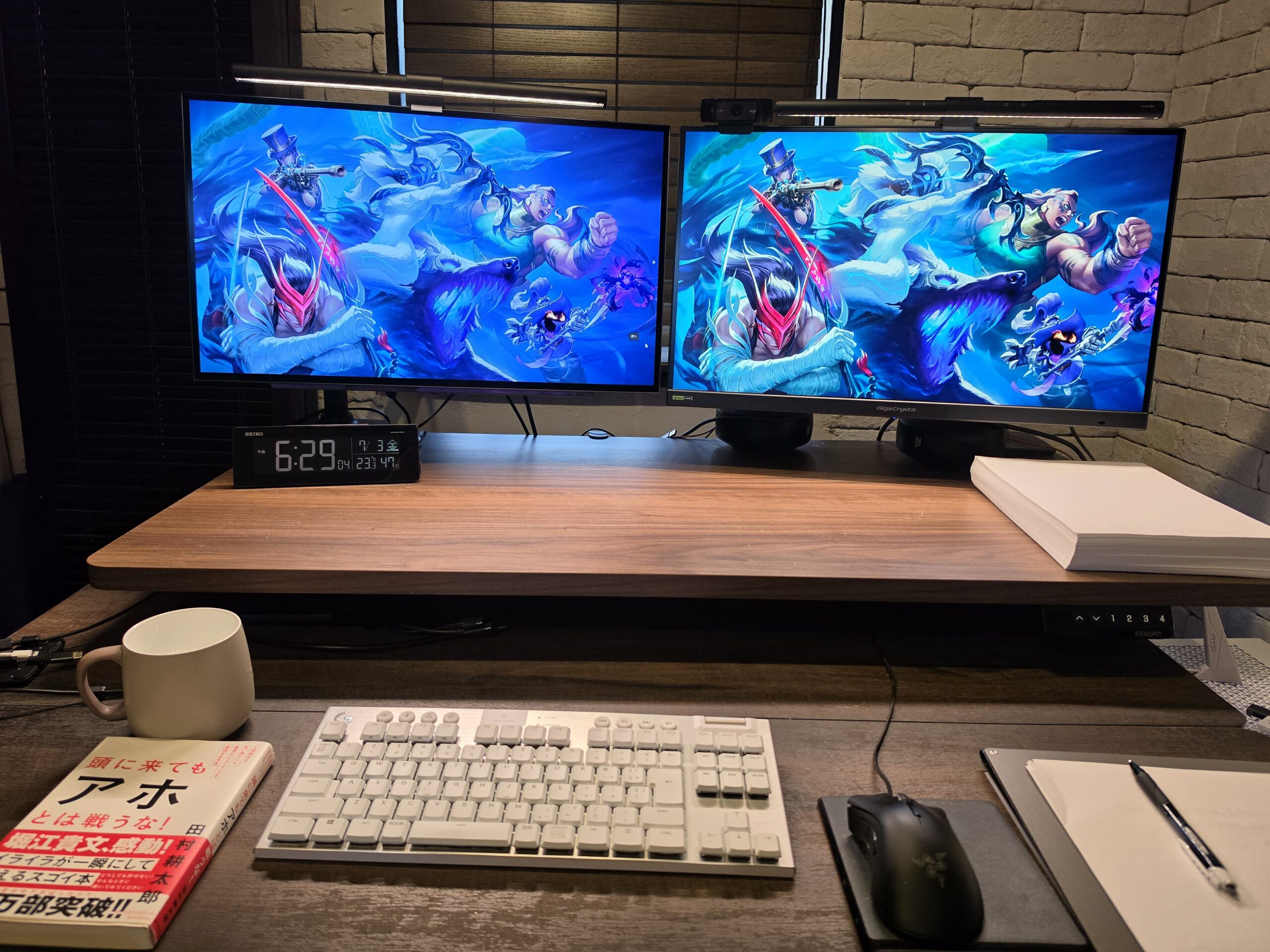 40代LOLゲーマーの実機デスク環境全景。デュアルモニターとG913、DeathAdder