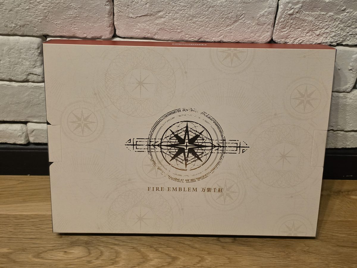 Dagdan Collection の外箱（裏面）。中央に紋章があしらわれている