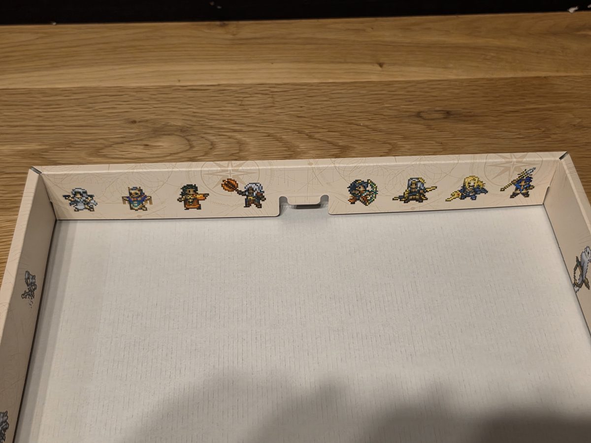 箱のふちに並ぶドット絵のキャラクター（その2）