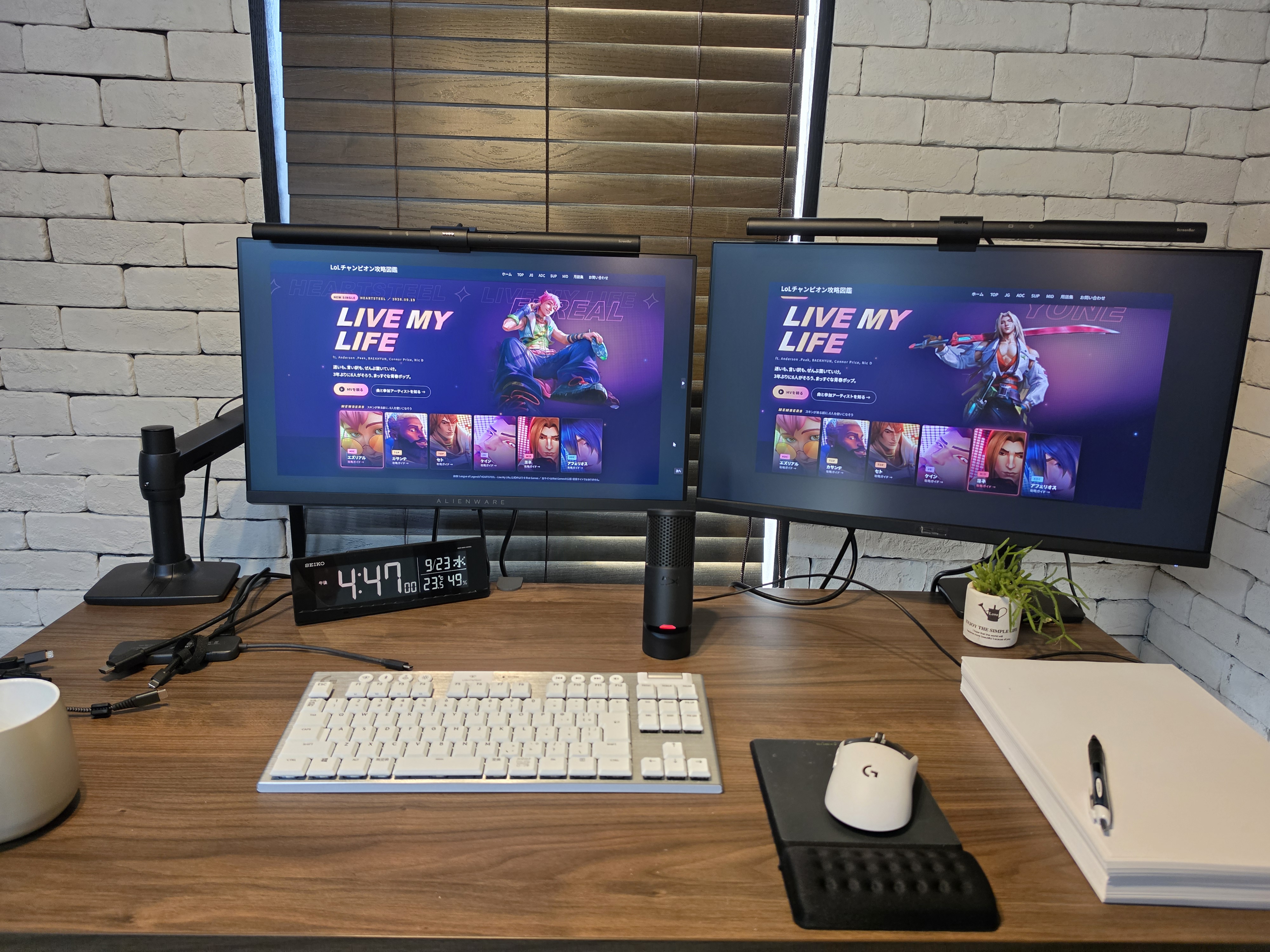 昇降デスクに設置したDell Alienware AW2525HMとASUS TUF Gaming VG259QMRL5A-Pのデュアルモニター